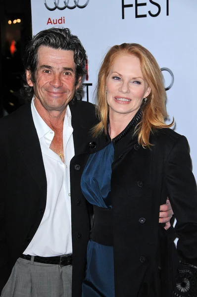 Alan Rosenberg and Marg Helgenberger at the AFI Fest Screening of The Road, Chinese Theater, Hollywood, CA. 11-04-09 — Stock Photo, Image