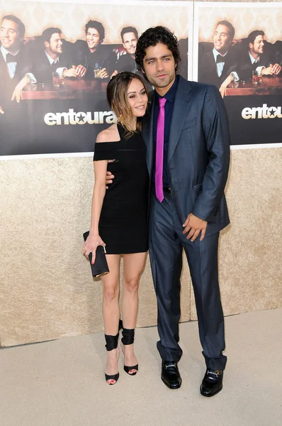 Alexis dziena och adrian grenier på los angeles premiären av entourage säsong sex. största teater, hollywood, ca. 07-09-09 — Stockfoto