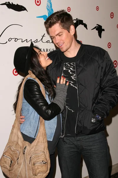 Sarah shahi und steve howey — Stockfoto