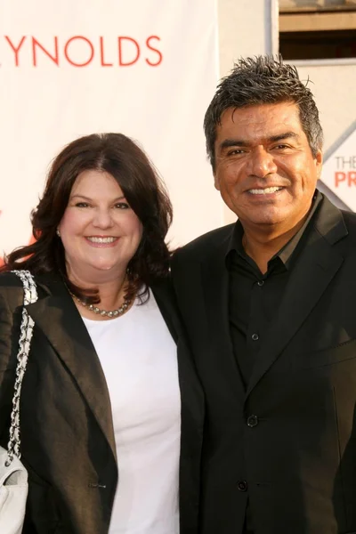 Ann Serrano y George López en el estreno en Los Ángeles de 'The Proposal'. Teatro El Capitan, Hollywood, CA. 06-01-09 — Foto de Stock