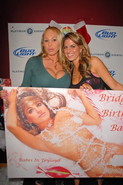 Mary Carey and Bridgetta Tomarchio at Bridgetta Tomarchio B-Day Bash and Babes in Toyland Toy Drive, Lucky Strike, Hollywood, CA. 12-04-09 — Stock Photo, Image