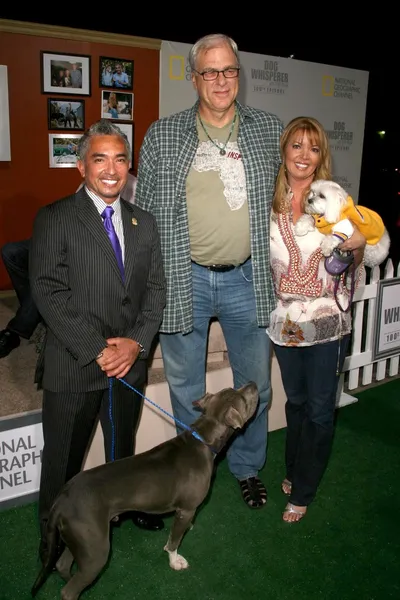 Cesar Millan with Phil Jackson and Jeanie Buss — Stock Photo, Image