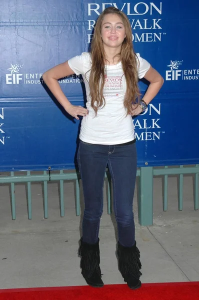 Miley Cyrus en la 16ª Caminata Anual EIF Revlon Run-Walk For Women. El Coliseo, Los Ángeles, CA. 05-09-09 —  Fotos de Stock