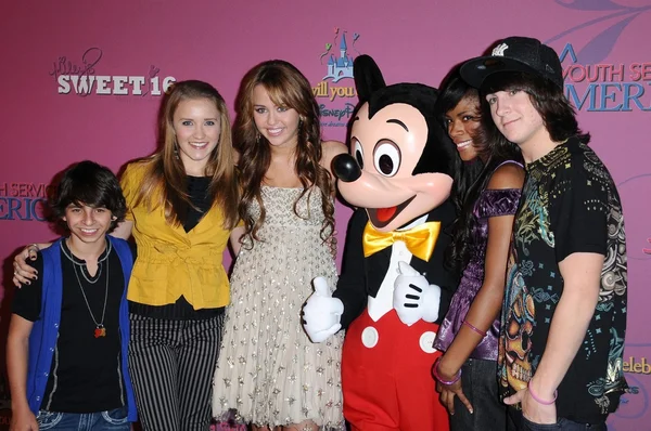 Miley Cyrus and Cast Members of Hannah Montana at the Sweet 16 Celebration for Miley Cyrus. Disenyland, Anaheim, CA. 10-05-08 — Stockfoto