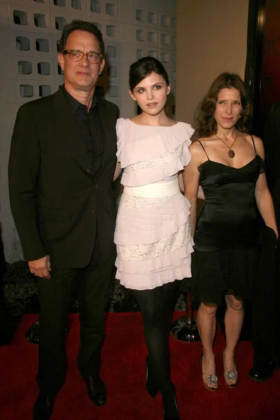 Tom Hanks with Ginnifer Goodwin and Melora Walters — Stock Photo, Image