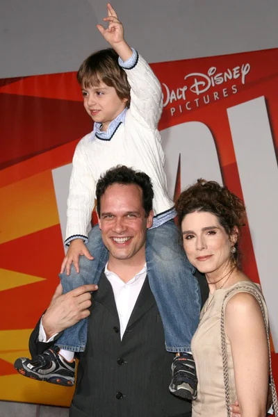 Diedrich Bader with Dulcy Rogers and their son — Stok fotoğraf