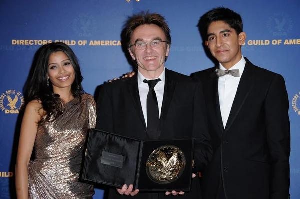 Freida Pinto with Danny Boyle and Dev Patel in the press room at the 61st Annual DGA Awards. Hyatt Regency Century Plaza, Los Angeles, CA. 01-31-09 — 图库照片
