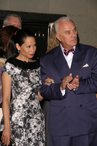 Lucy liu i manolo blahnik — Zdjęcie stockowe