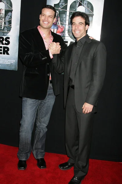 Давление Купер и Аарон Майкл Метчик на показе "Ten Years Later" в Лос-Анджелесе. Театр Majestic Crest, Лос-Анджелес, Калифорния. 07-16-09 — стоковое фото