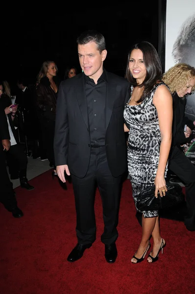 Matt Damon i żona Luciana Barroso w "Invictus" Los Angeles Premiere, Akademia sztuki i nauk Motion Picture, Beverly Hills, CA. 12-03-09 — Zdjęcie stockowe