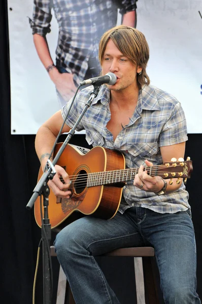 Keith Urban en un concierto acústico gratuito de Keith Urban, patrocinado por Verizon Wireless y Samsung Mobile, Verizon Wireless Store, Pasadena, CA. 11-21-09 — Foto de Stock