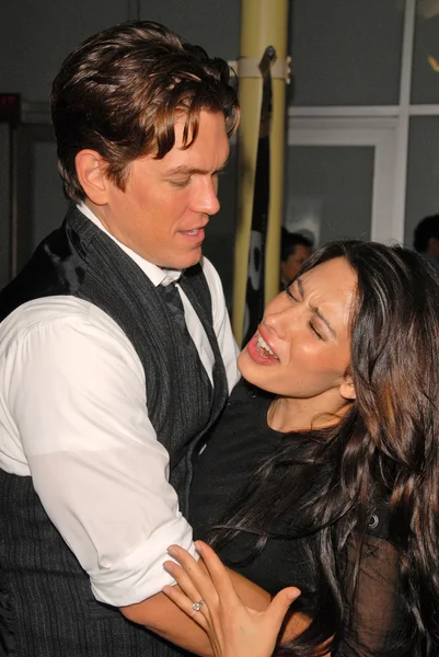 Steve Howey y su esposa Sarah Shahi — Foto de Stock