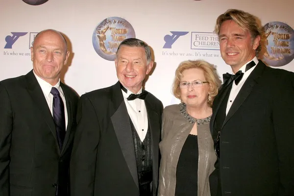 Corbin Bernsen e Larry Jones com Frances Jones e John Schneider no World Magic Awards de 2008. Barker Hanger, Santa Monica, CA. 10-11-08 — Fotografia de Stock