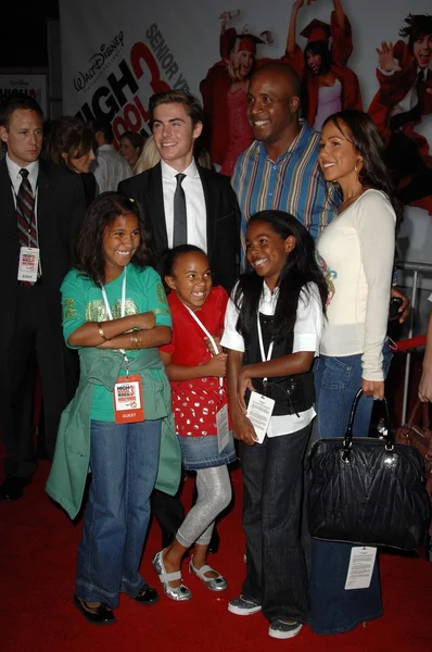 Zac Efron with Barry Bonds and family — Stock Photo, Image