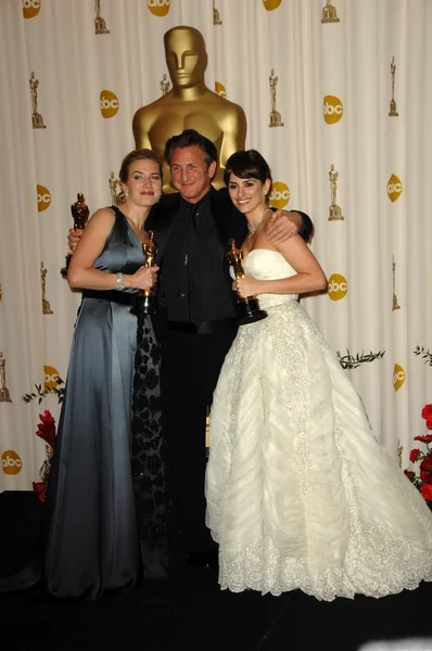 Kate Winslet with Sean Penn and Penelope Cruz in the Press Room at the 81st Annual Academy Awards. Kodak Theatre, Hollywood, CA. 02-22-09 — Stock Photo, Image