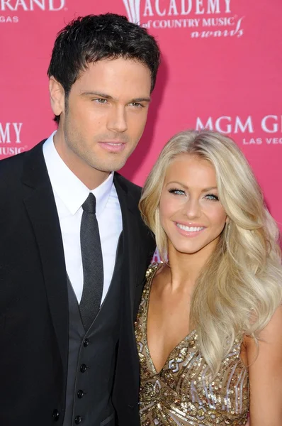 Chuck Wicks e Julianne Hough no 44th Annual Academy of Country Music Awards. MGM Grand Garden Arena, Las Vegas, NV. 04-05-09 — Fotografia de Stock