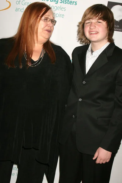 Conchata Ferrell and Angus T. Jones at the Big Brothers and Big Sisters of Los Angeles Rising Stars Gala 2009, Beverly Hilton Hotel, Beverly Hills, CA. 10-30-09 — 图库照片