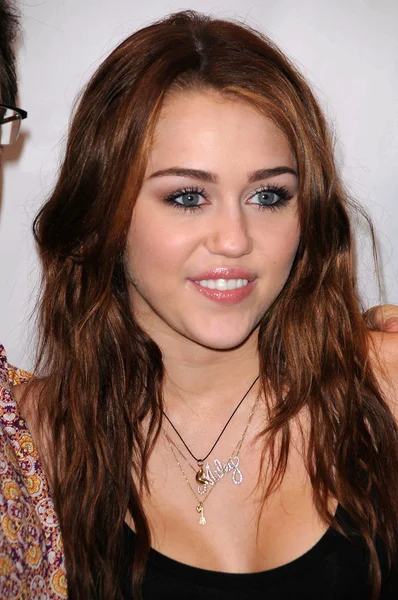 Miley Cyrus en el Segundo Concierto Anual de Esperanza de City of Hope. Nokia Theatre, Los Ángeles, CA. 10-25-09 — Foto de Stock
