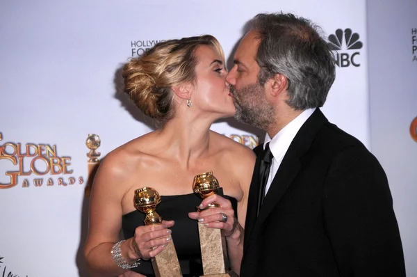 Kate winslet i sam mendes w sali prasowej na roczne Złote Globy. Beverly hilton hotel, beverly hills, ca. 01-11-09 — Zdjęcie stockowe