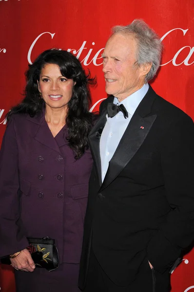 Clint Eastwood y su esposa Dina en la Gala de Premios del Festival Internacional de Cine de Palm Springs 2010, Palm Springs Convention Center, Palm Springs, CA. 01-05-10 — Foto de Stock