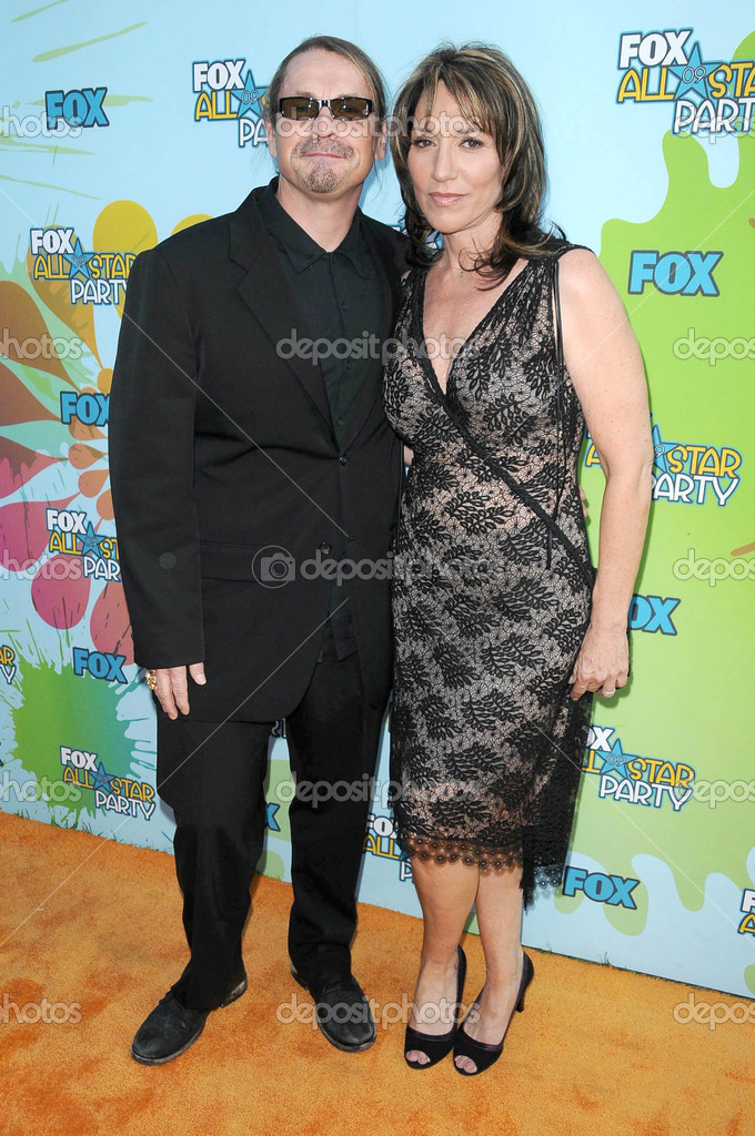 Un beau couple sur la plage avec le drapeau de l'amour — Photo