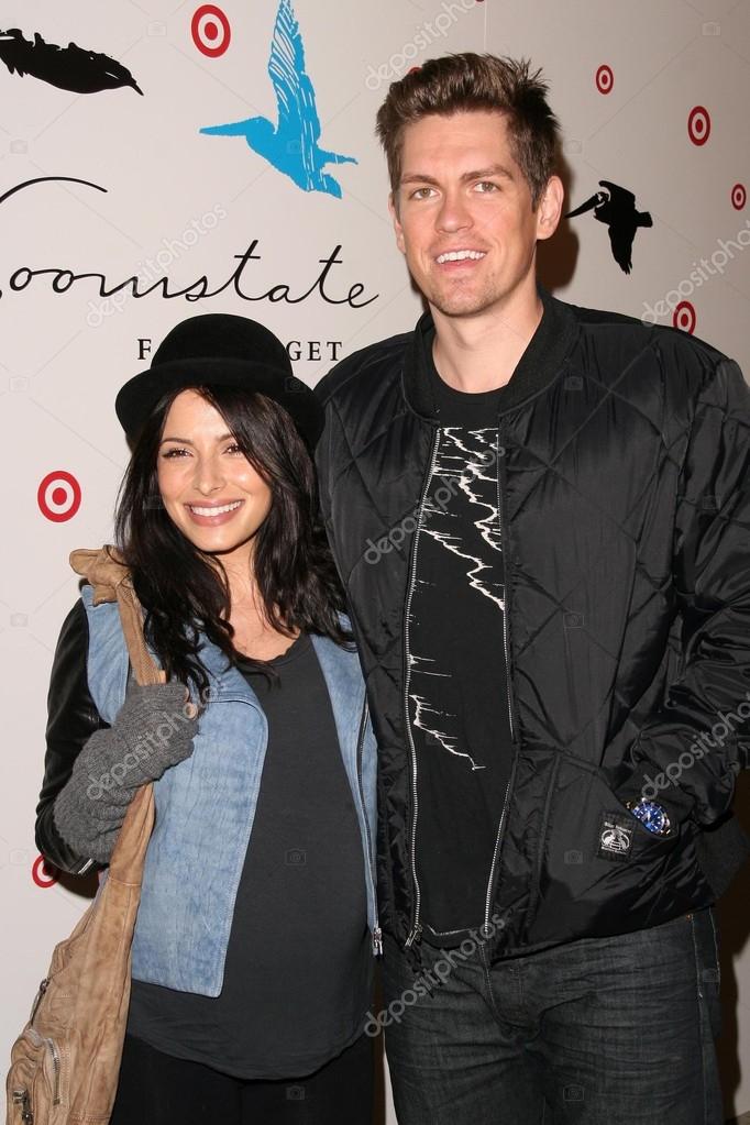 Sarah Shahi y Steve Howey 2024