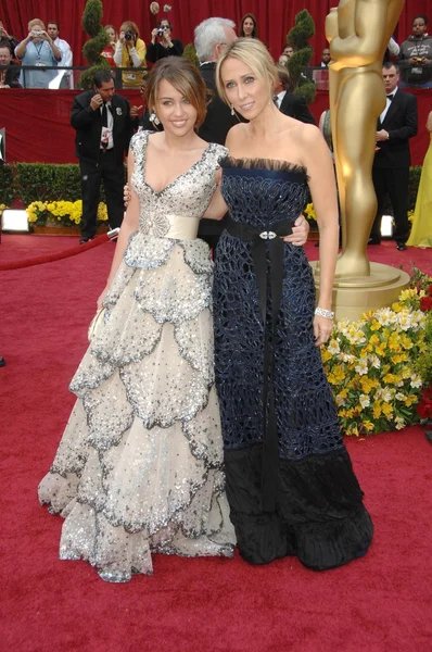 Miley Cyrus and Tish Cyrus at the 81st Annual Academy Awards. Kodak Theatre, Hollywood, CA. 02-22-09 — Stock Photo, Image