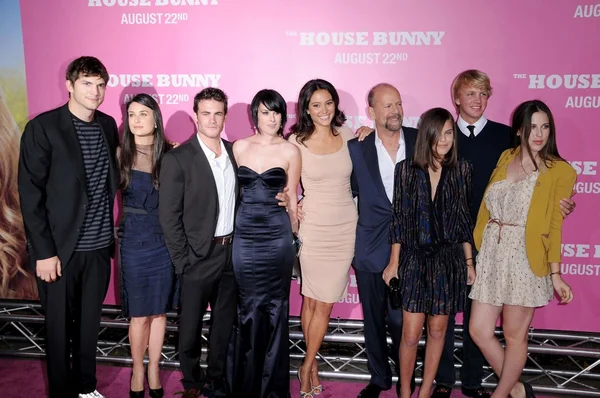 Bruce Willis y Demi Moore con familiares y amigos — Foto de Stock