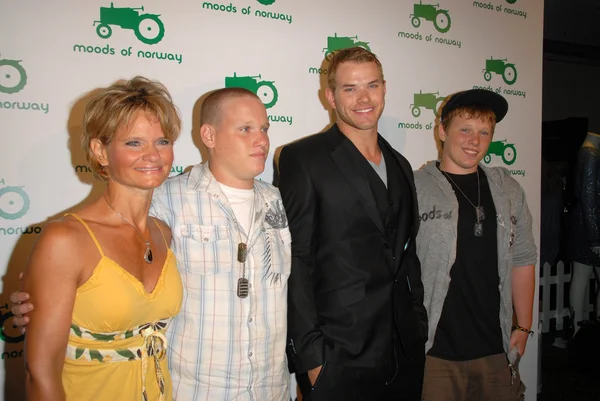 Kellan lutz a rodiny na nálady Norsko USA vlajková loď zahájení, beverly hills, ca 07-08-09 — Stock fotografie