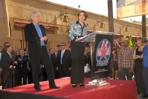 James Cameron and Sigourney Weaver at the induction ceremony for James Cameron into the Hollywood Walk of Fame, Hollywood Blvd, Hollywood, CA. 12-18-09 — Φωτογραφία Αρχείου