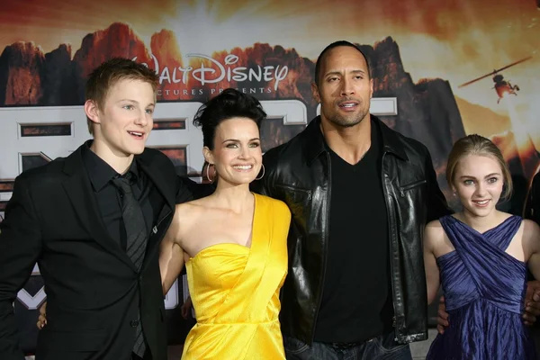 Alexander Ludwig and Carla Gugino with Dwayne Johnson and AnnaSophia Robb at the Los Angeles Premiere of Race To Witch Mountain. El Capitan Theatre, Hollywood, CA. 03-11-09 — Stock Photo, Image