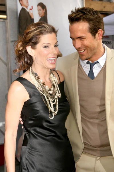 Sandra Bullock and Ryan Reynolds — Stock Photo, Image