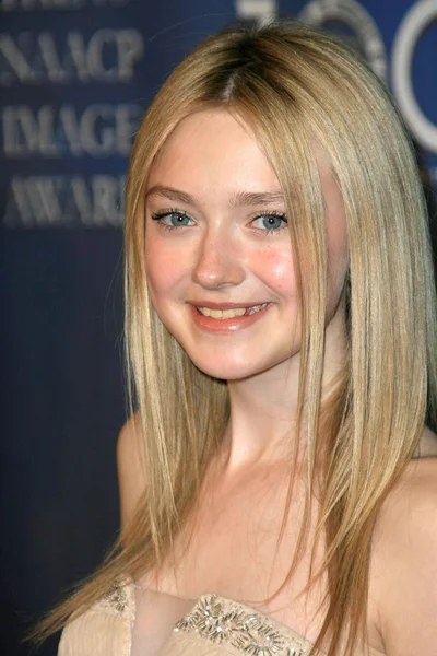 Dakota Fanning w 40 Naacp Image Awards. Sanktuarium Auditorium, Los Angeles, Ca. 02-12-09 — Zdjęcie stockowe