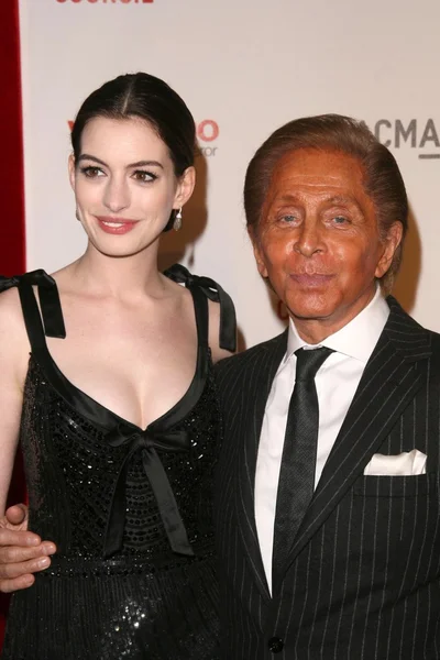 Anne Hathaway, Valentino Garavani — Zdjęcie stockowe