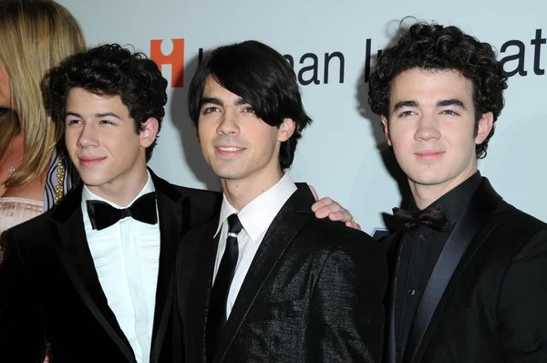 Nick Jonas με Joe Jonas και Kevin Jonas στο ο χαιρετισμός να εικονίδια Clive Νταίηβις προ-Grammy Gala. Beverly Hilton Hotel, Μπέβερλι Χιλς, Ca. 02-07-09 — Φωτογραφία Αρχείου