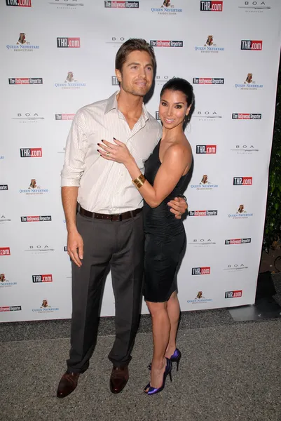 Eric Winter and Roselyn Sanchez — Stock Photo, Image
