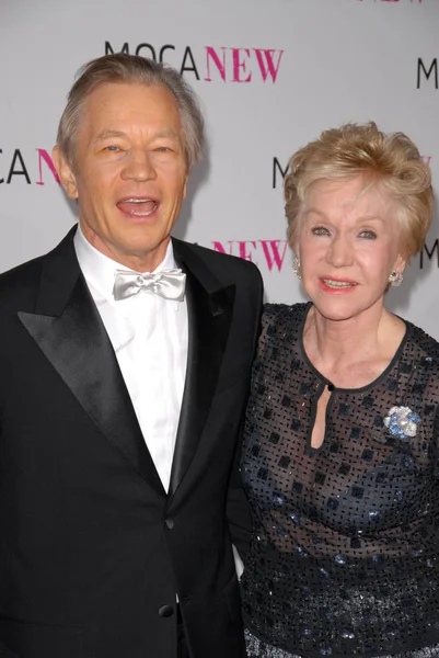 Michael York e la moglie Patricia McCallum al MOCA New 30th Anniversary Gala, MOCA Grand Avenue, Los Angeles, CA. 11-14-09 — Foto Stock