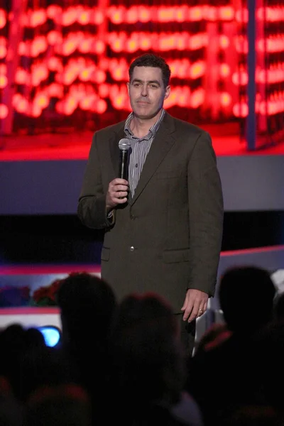 Adam Carolla no Debut de Los Angeles Vive Luz dos Anjos. L.A. Live, Los Angeles, CA. 12-04-08 — Fotografia de Stock