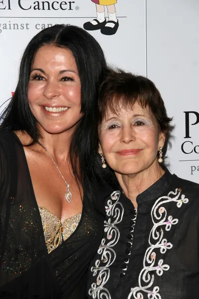 Maria Conchita Alonso and her mother — Stock Photo, Image