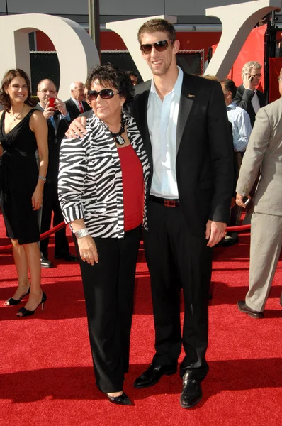 Michael Phelps and his mother — Stockfoto