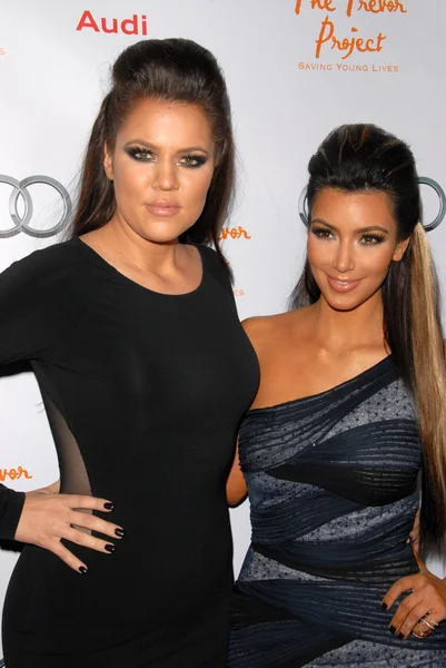 Khloe kardashian ve kim kardashian, trevor projenin 12 yıllık kırık Noel, tiyatro Wilshire, los angeles, ca. 12-06-09 — Stok fotoğraf