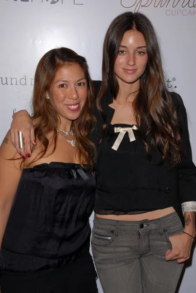 Maria Paz Navales e Caroline D 'amore no Undrest Pop Shop Grand Opening Event, Undrest Pop Shop, Los Angeles, CA. 11-12-09 — Fotografia de Stock
