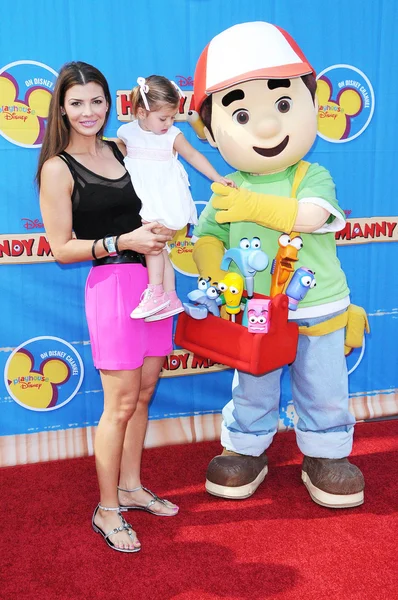 Ali landry und tochter estela bei der los angeles premiere von handy manny motorcycle adventure. arclight hollywood, hollywood, ca. 26-09-09 — Stockfoto