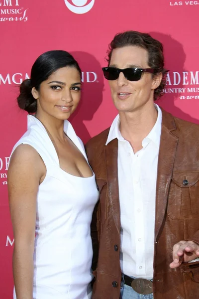 Camilla Alves and Matthew McConaughey at the 44th Annual Academy of Country Music Awards. MGM Grand Garden Arena, Las Vegas, NV. 04-05-09 — Stock Photo, Image