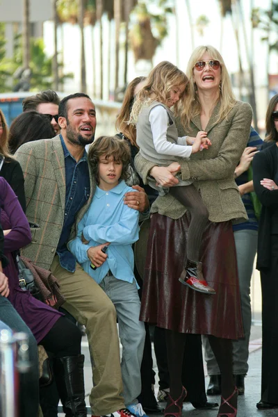 Laura Dern con Ben Harper y los niños — Foto de Stock