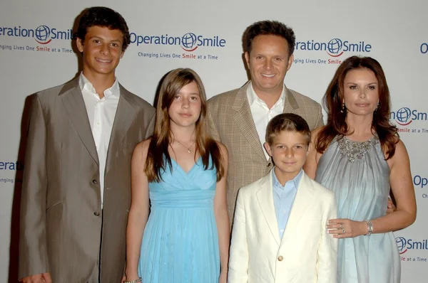 Mark Burnett con Roma Downey y la familia — Foto de Stock
