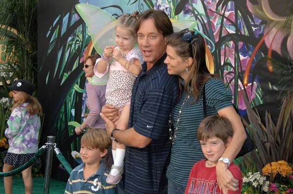 Kevin Sorbo with Sam Jenkins and family at the Premiere Screening of Disneys Tinker Bell DVD. El Capitan Theatre, Hollywood, CA. 10-19-08 — Stock Photo, Image