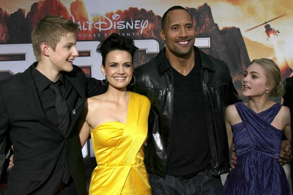 Alexander ludwig und carla gugino mit dwayne johnson und annasophia robb bei der los angeles premiere von race to hexe mountain. el capitan theater, hollywood, ca. 03.11.09 — Stockfoto