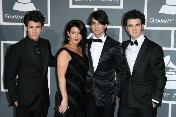 Denise Jonas y sus hijos los Jonas Brothers en los 51st Annual GRAMMY Awards. Staples Center, Los Ángeles, CA. 02-08-09 — Foto de Stock