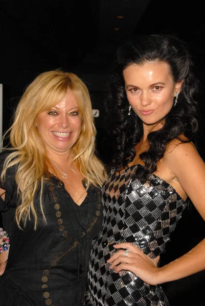 Gloria Kisel e Natasha Blasick alla premiere di Los Angeles di 'Death of Evil', Benefit the National Fathers Resource Center. Regency Fairfax Cinemas, West Hollywood, CA. 10-01-09 — Foto Stock